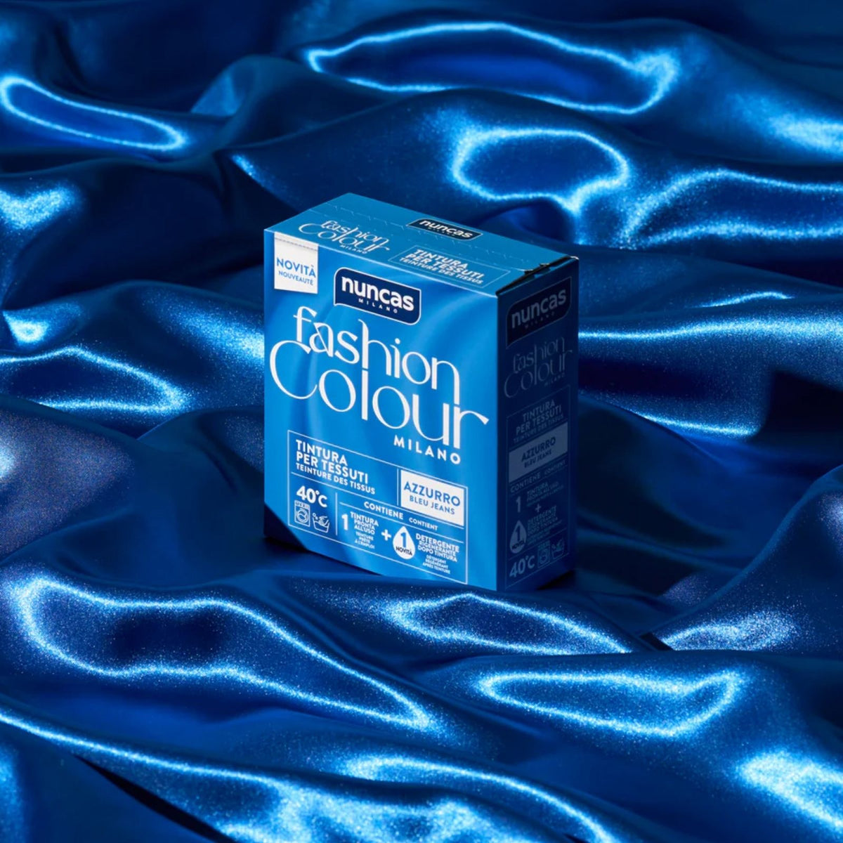 Fashion Colour Nuncas Azzurro è appoggiato ad un tessuto dello stesso colore della tintura per tessuti molto avvolgente