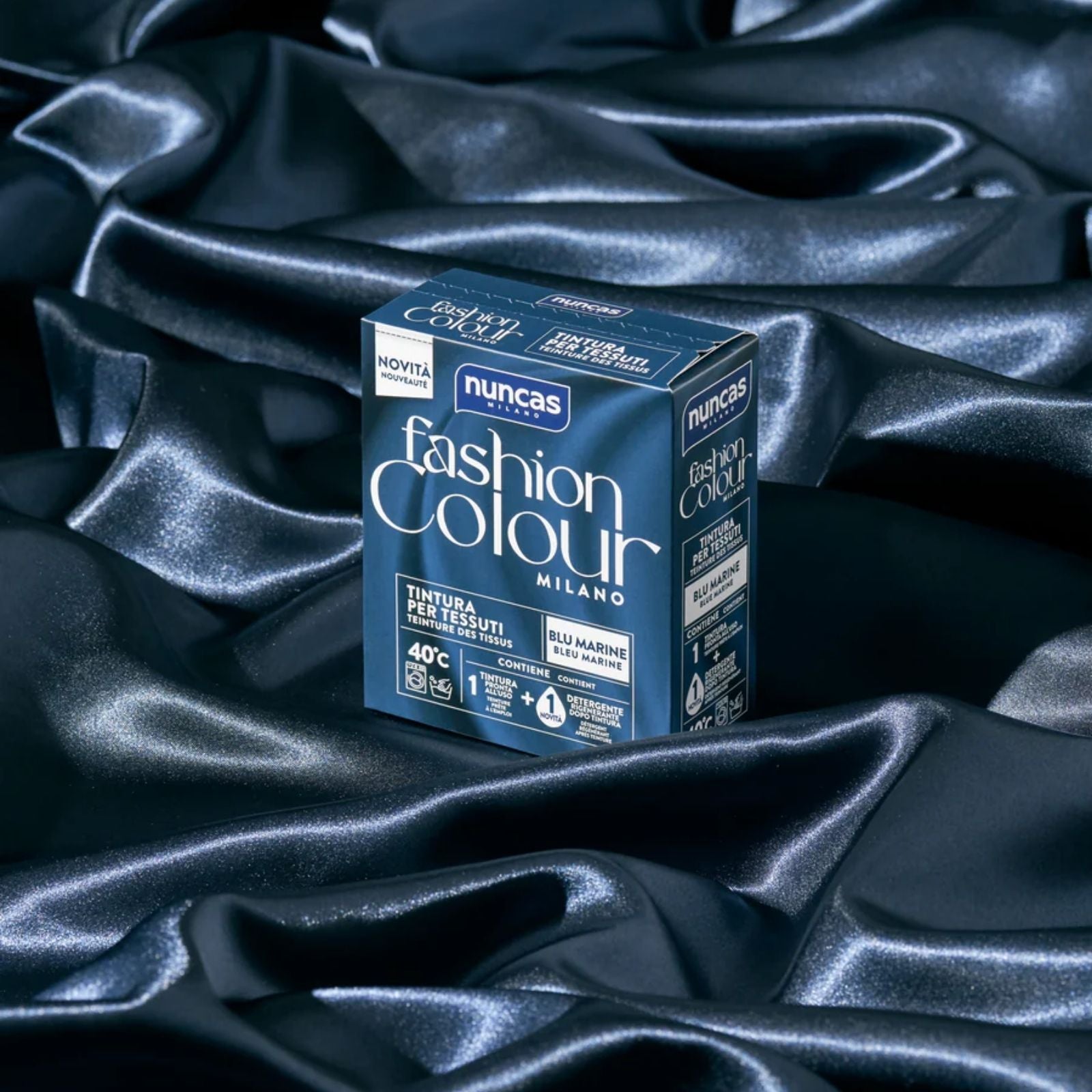 Fashion Colour Nuncas Blu Marine è appoggiato ad un tessuto dello stesso colore della tintura per tessuti molto avvolgente