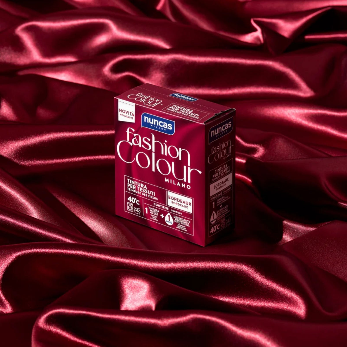 Fashion Colour Nuncas Bordeaux è appoggiato ad un tessuto dello stesso colore della tintura per tessuti molto avvolgente