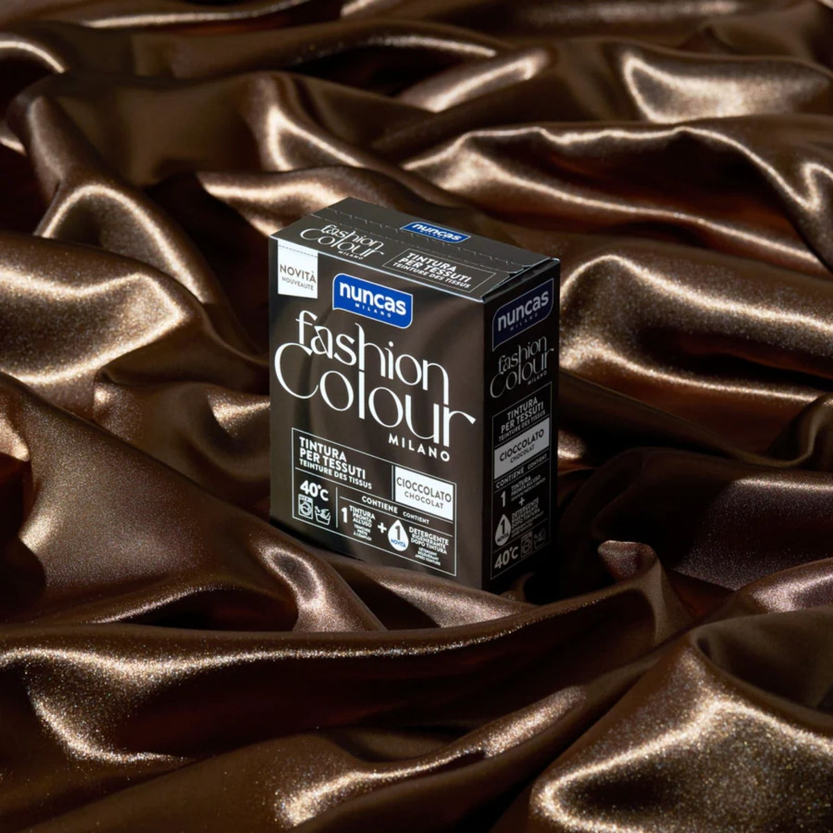Fashion Colour Nuncas Cioccolato è appoggiato ad un tessuto dello stesso colore della tintura per tessuti molto avvolgente