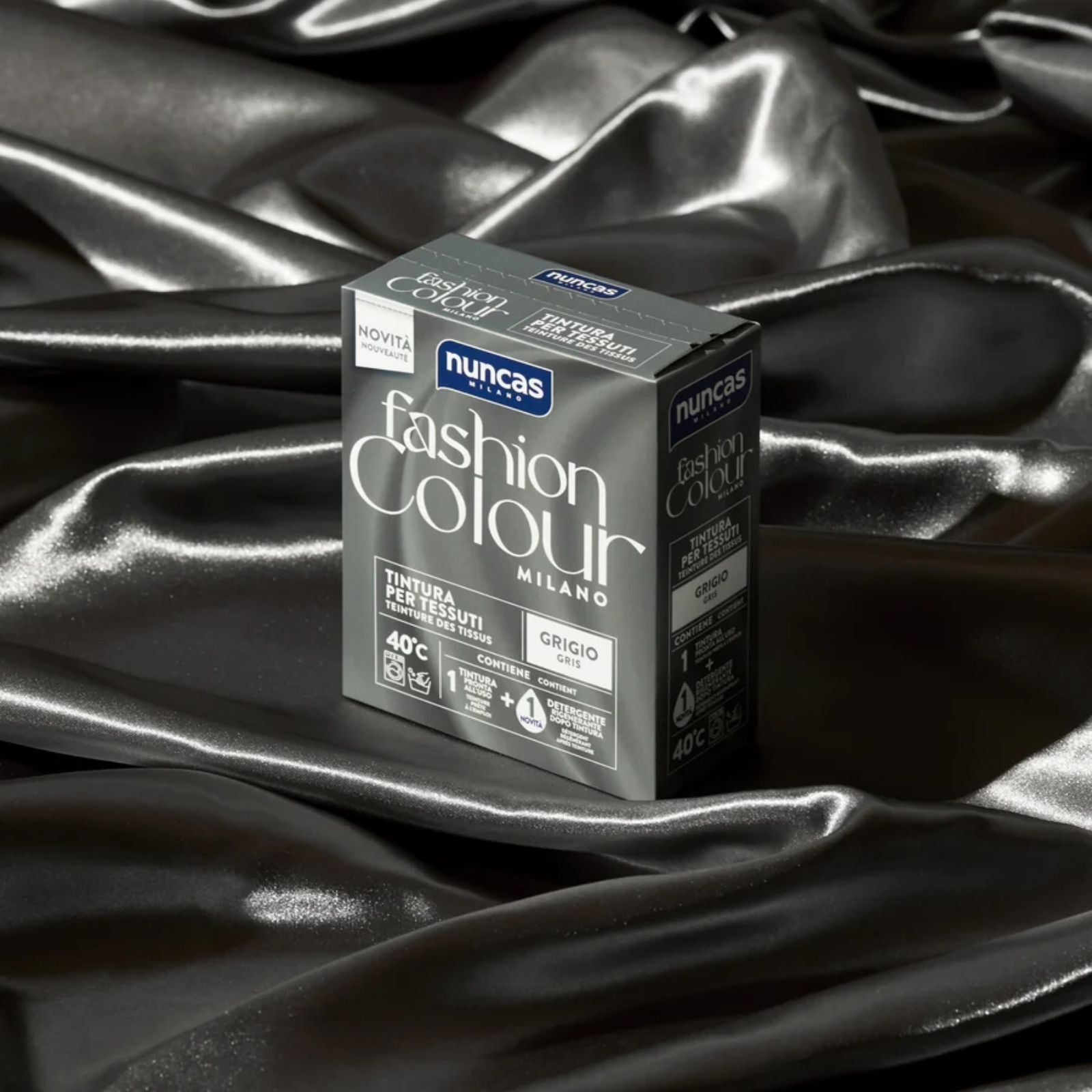 Fashion Colour Nuncas Grigio è appoggiato ad un tessuto dello stesso colore della tintura per tessuti molto avvolgente