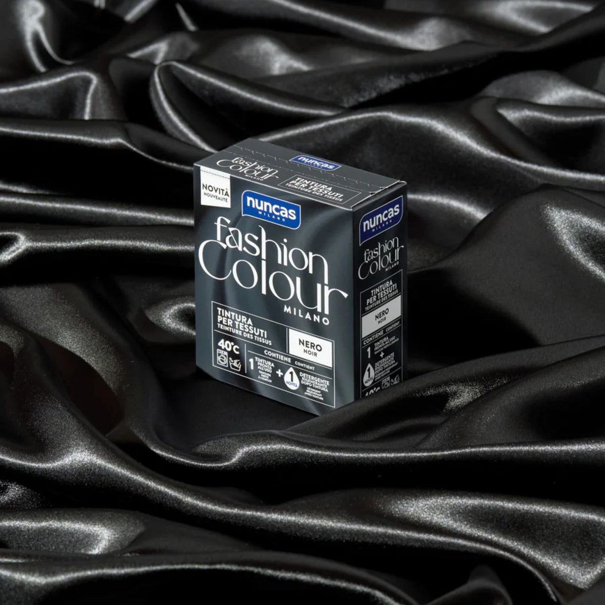 Fashion Colour Nuncas Nero è appoggiato ad un tessuto dello stesso colore della tintura per tessuti molto avvolgente