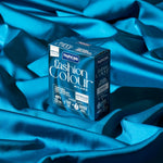 Fashion Colour Nuncas Petrolio è appoggiato ad un tessuto dello stesso colore della tintura per tessuti molto avvolgente