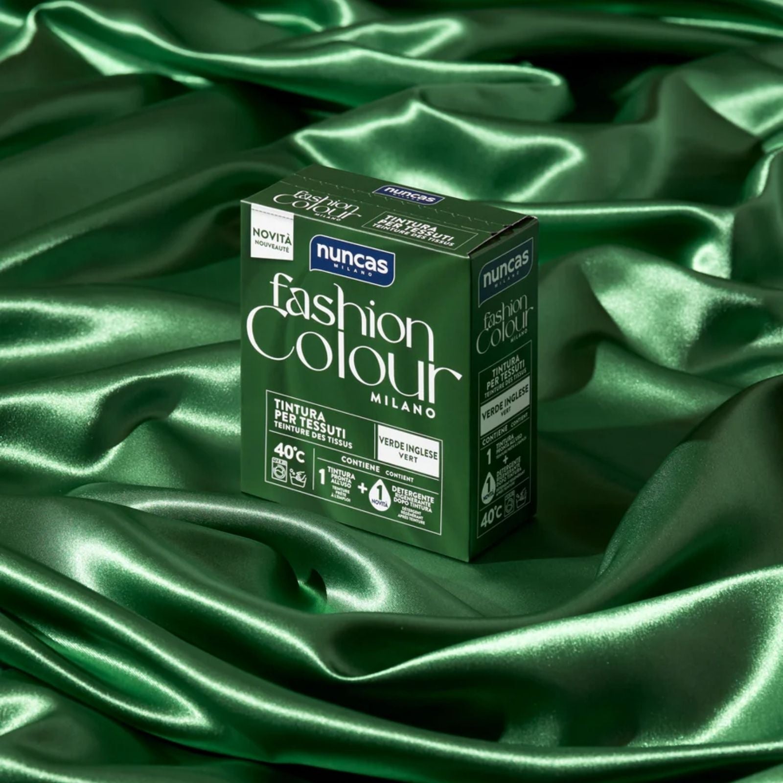 Fashion Colour Nuncas Verde Inglese è appoggiato ad un tessuto dello stesso colore della tintura per tessuti molto avvolgente