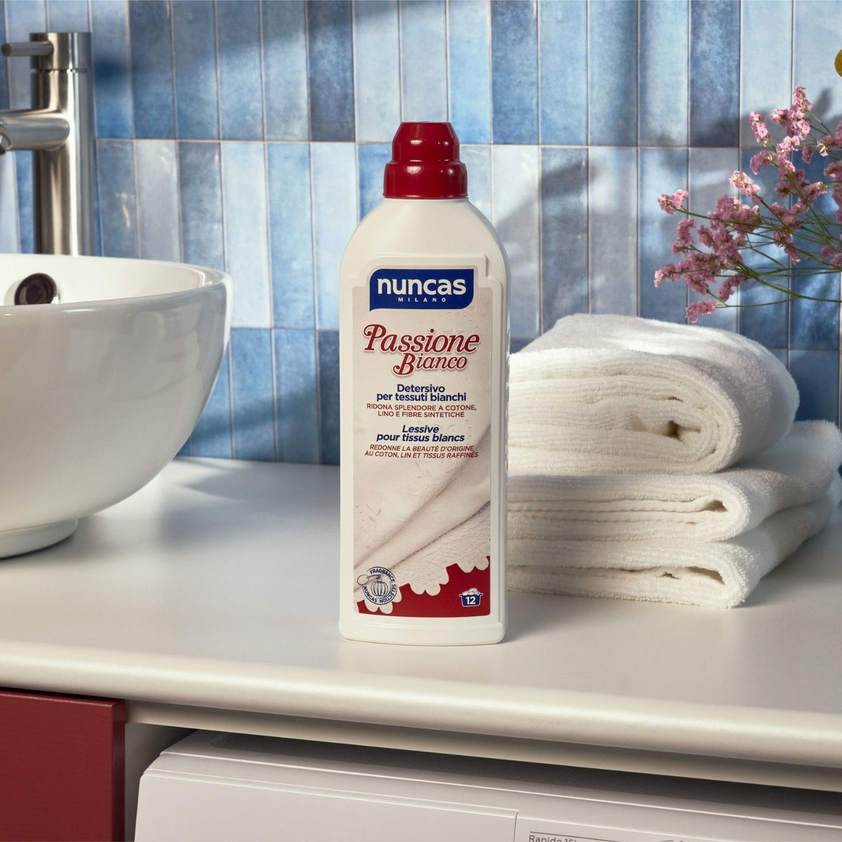 Passione Bianco Nuncas - Immagine ambientata del prodotto posizionato in un bagno vicino al lavandino