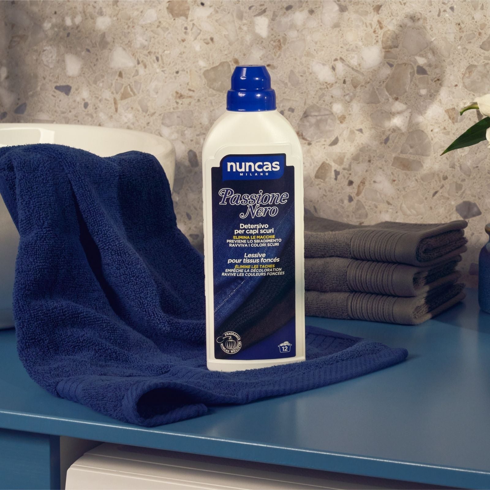 Passione Nero Nuncas - Immagine ambientata del prodotto posizionato in un bagno vicino al lavandino