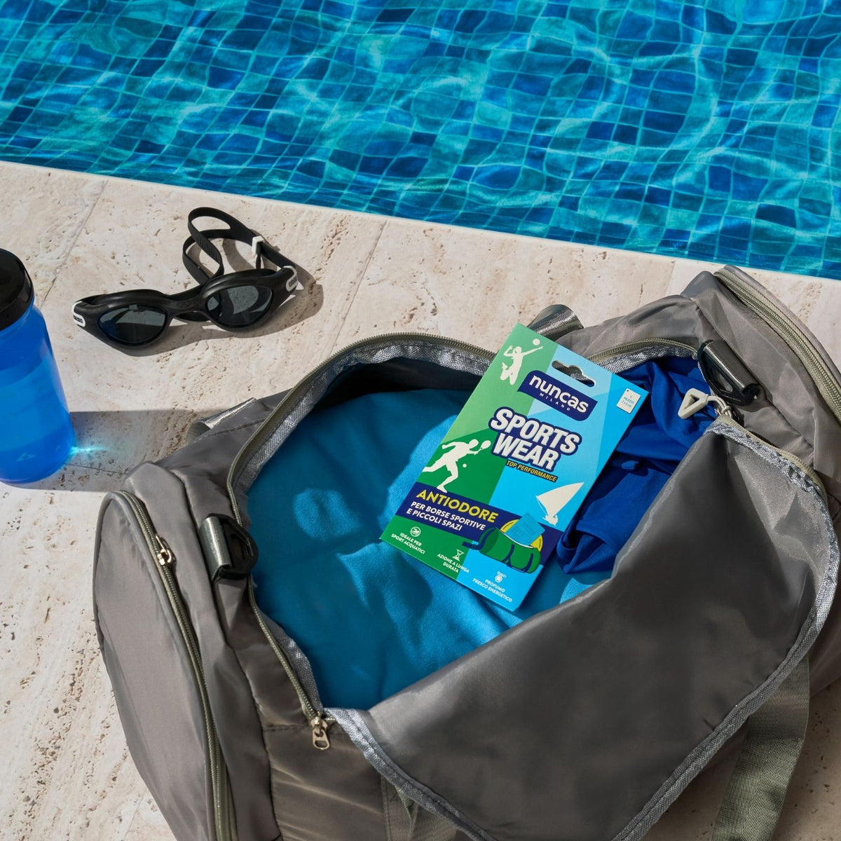 Sportswear Antiodore Borse e Piccoli Spazi con tutta la confezione è ambientato all'interno di un borsone che si trova a bordo piscina