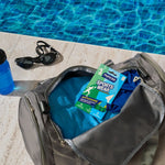 Sportswear Antiodore Borse e Piccoli Spazi con tutta la confezione è ambientato all'interno di un borsone che si trova a bordo piscina