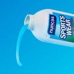 Sportswear Detergente Specifico Capi Tecnici fotografato mentre versa su sfondo neutro
