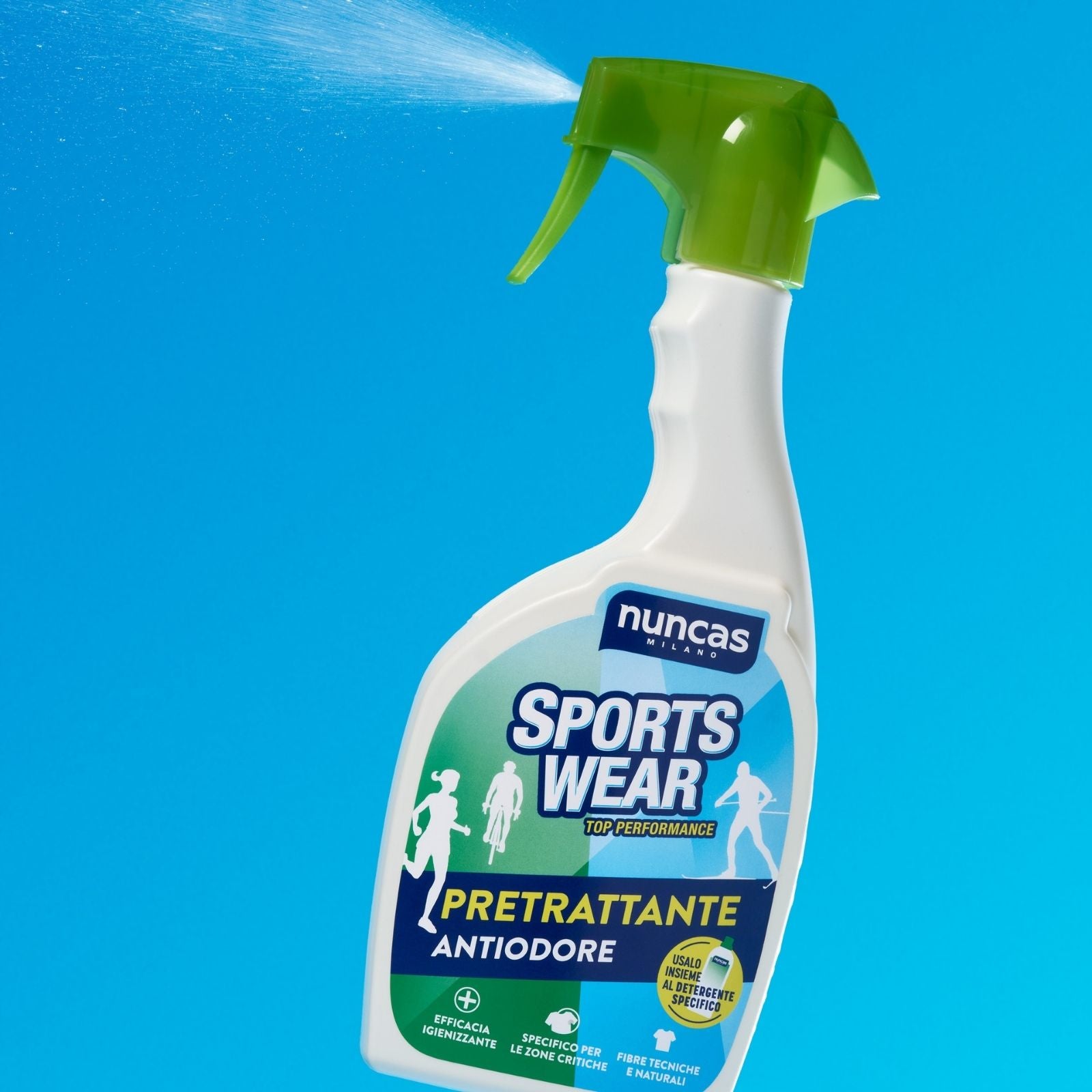 Sportswear Pretrattante Antiodore Capi a Contatto con la Pelle Nuncas fotografato mentre spruzza su sfondo neutro