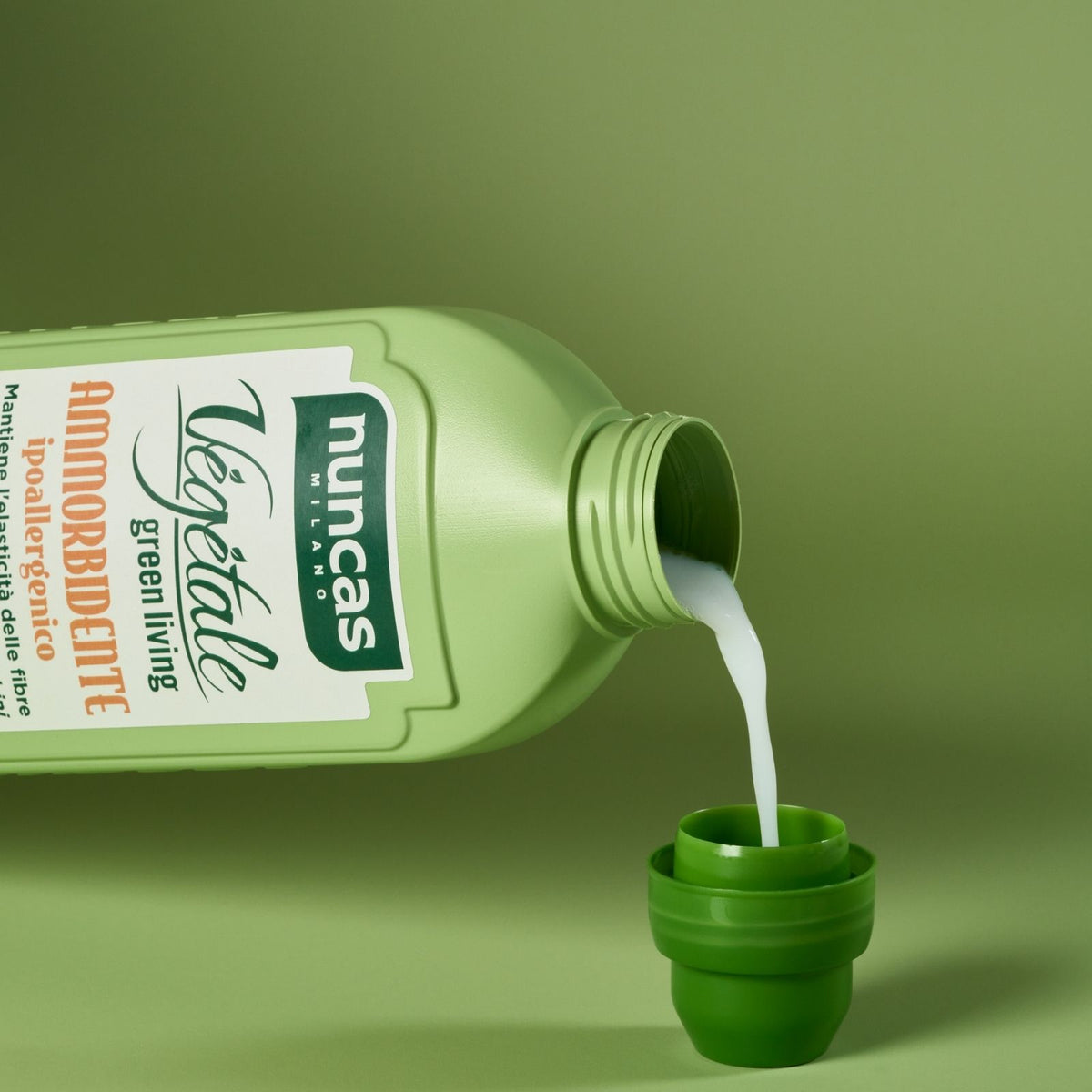 Vegetale Ammorbidente Bucato Nuncas fotografato mentre versa su sfondo neutro