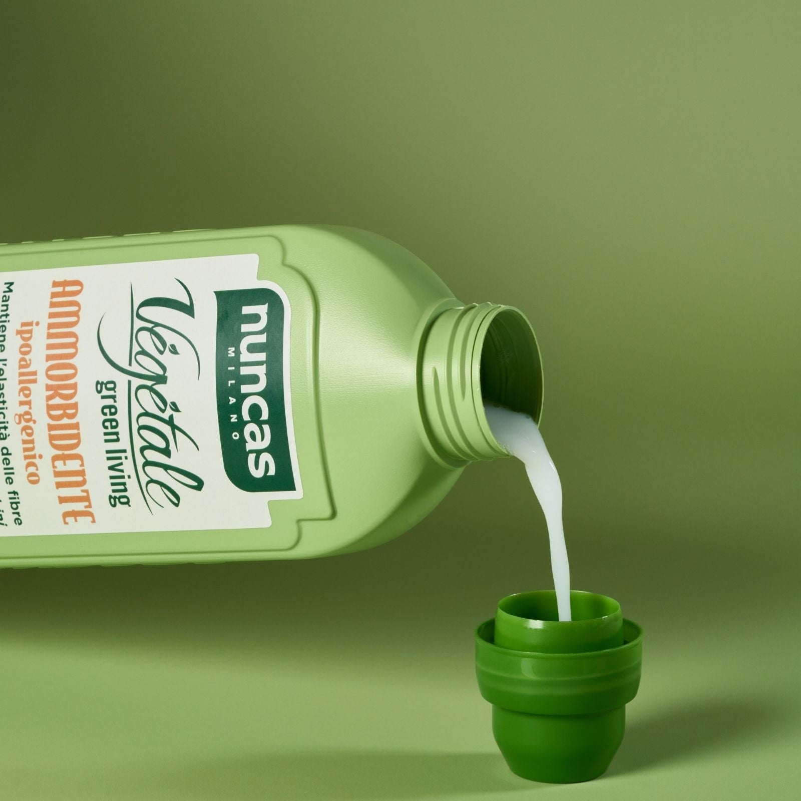 Vegetale Ammorbidente Bucato Nuncas fotografato mentre versa su sfondo neutro