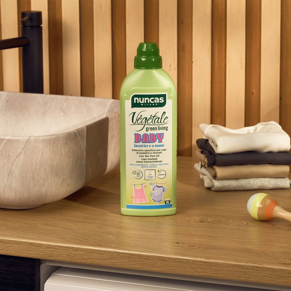 Vegetale Detergente Specifico Baby Indumenti bambini e neonati - foto ambientata del prodotto appoggiato vicino a un lavandino e vicino ci sono prodotti per bambini e neonati