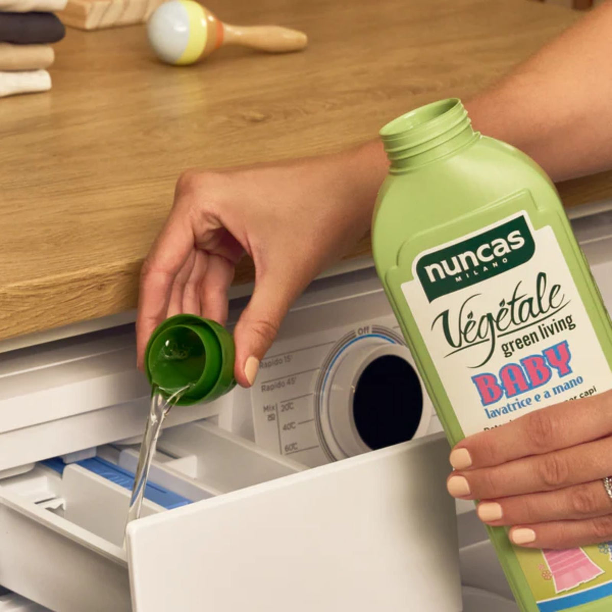 Vegetale Detergente Specifico Baby Indumenti bambini e neonati - Lavaggio in lavatrice - il prodotto viene versato nel cassetto del detersivo