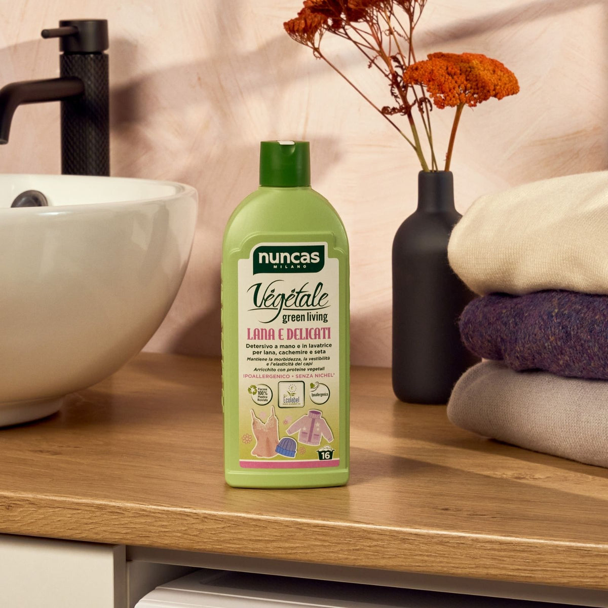 Vegetale Detersivo a Mano e in Lavatrice Lana e Delicati - Immagine ambientata del prodotto posizionato in un bagno vicino al lavandino