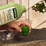 Vegetale Saponaria Detersivo a Mano Bucato - 750ml viene versato nel tappo per poi lavare a mano