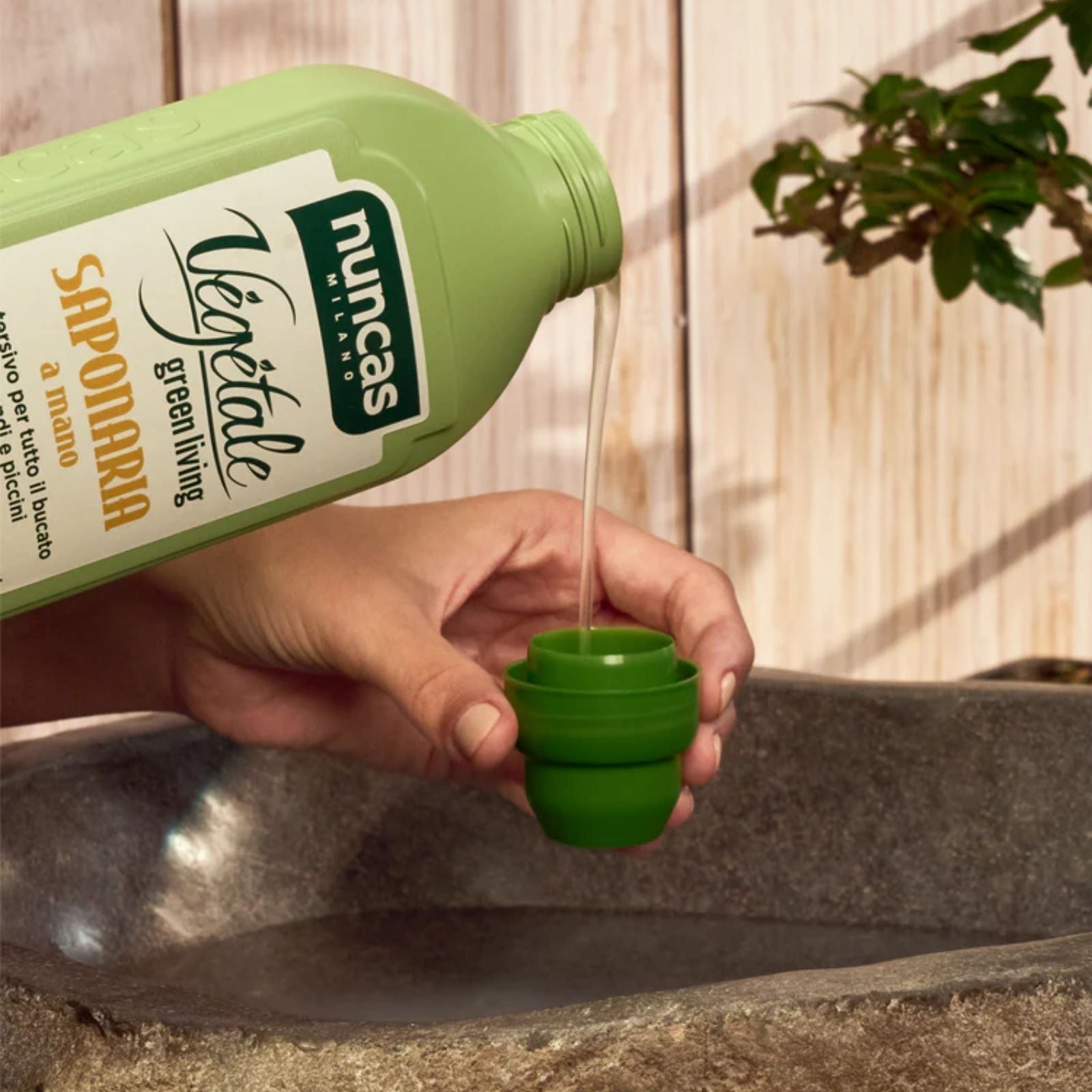 Vegetale Saponaria Detersivo a Mano Bucato - 750ml viene versato nel tappo per poi lavare a mano