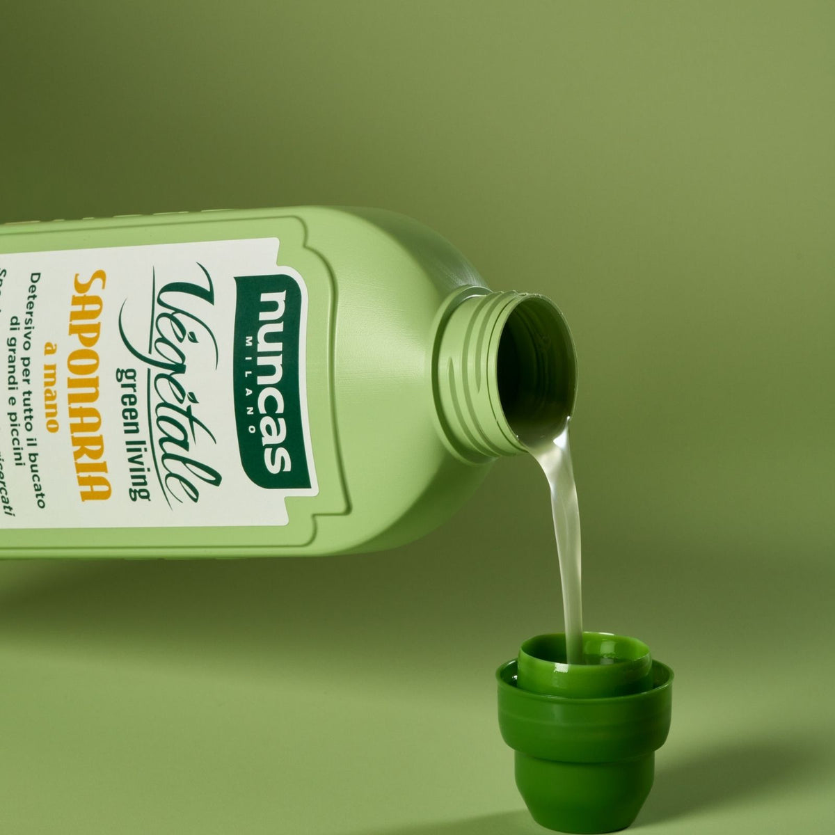 Vegetale Saponaria Detersivo a Mano Bucato - 750ml fotografato mentre versa su sfondo neutro