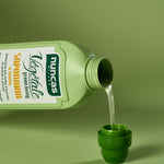 Vegetale Saponaria Detersivo a Mano Bucato - 750ml fotografato mentre versa su sfondo neutro