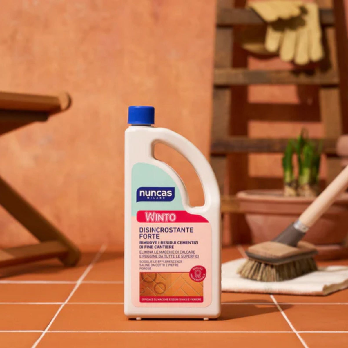 Winto Disincrostante forte per tutte le superfici resistenti agli acidi - 1000 ml - immagine ambientata del prodotto appoggiato su un pavimento in cotto