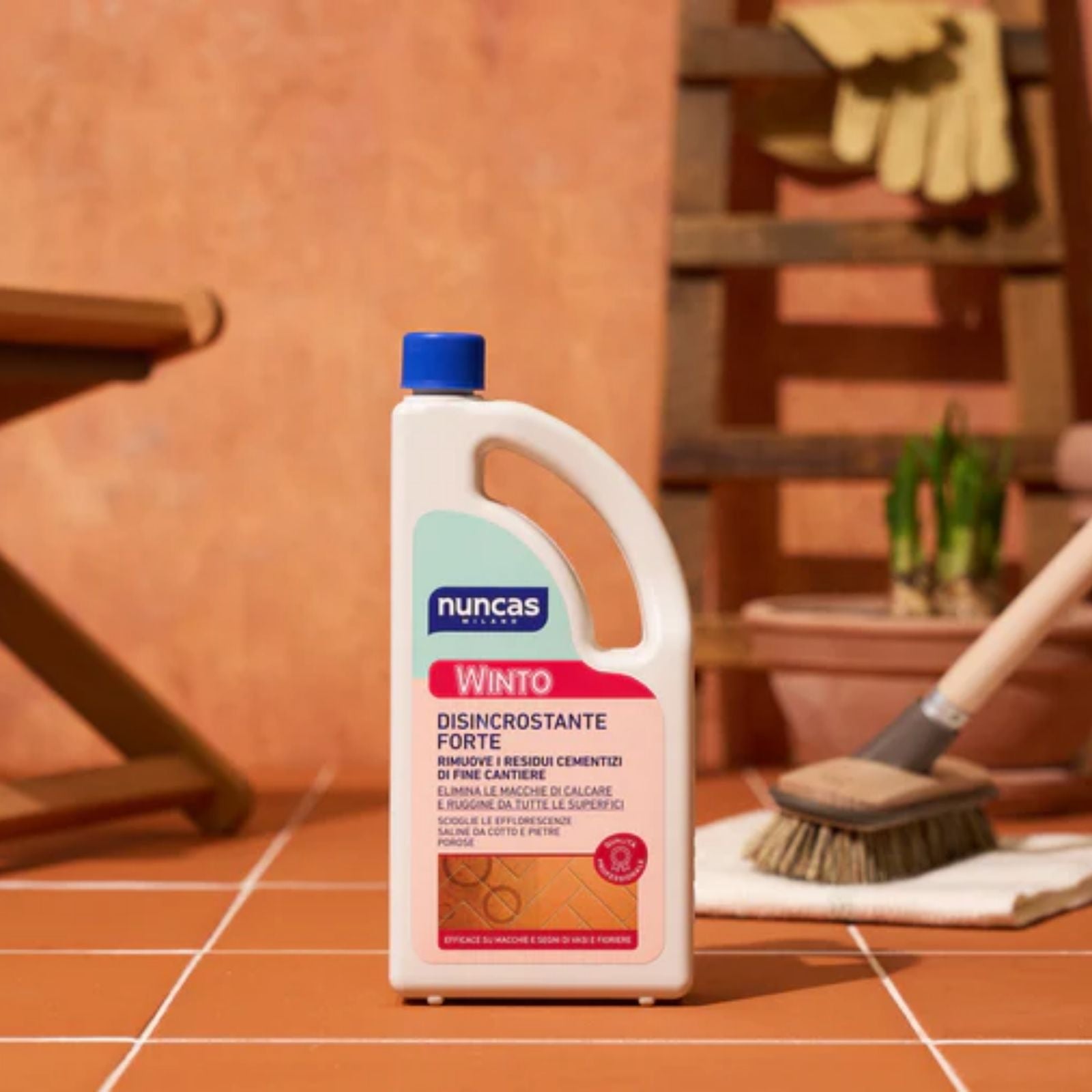 Winto Disincrostante forte per tutte le superfici resistenti agli acidi - 1000 ml - immagine ambientata del prodotto appoggiato su un pavimento in cotto