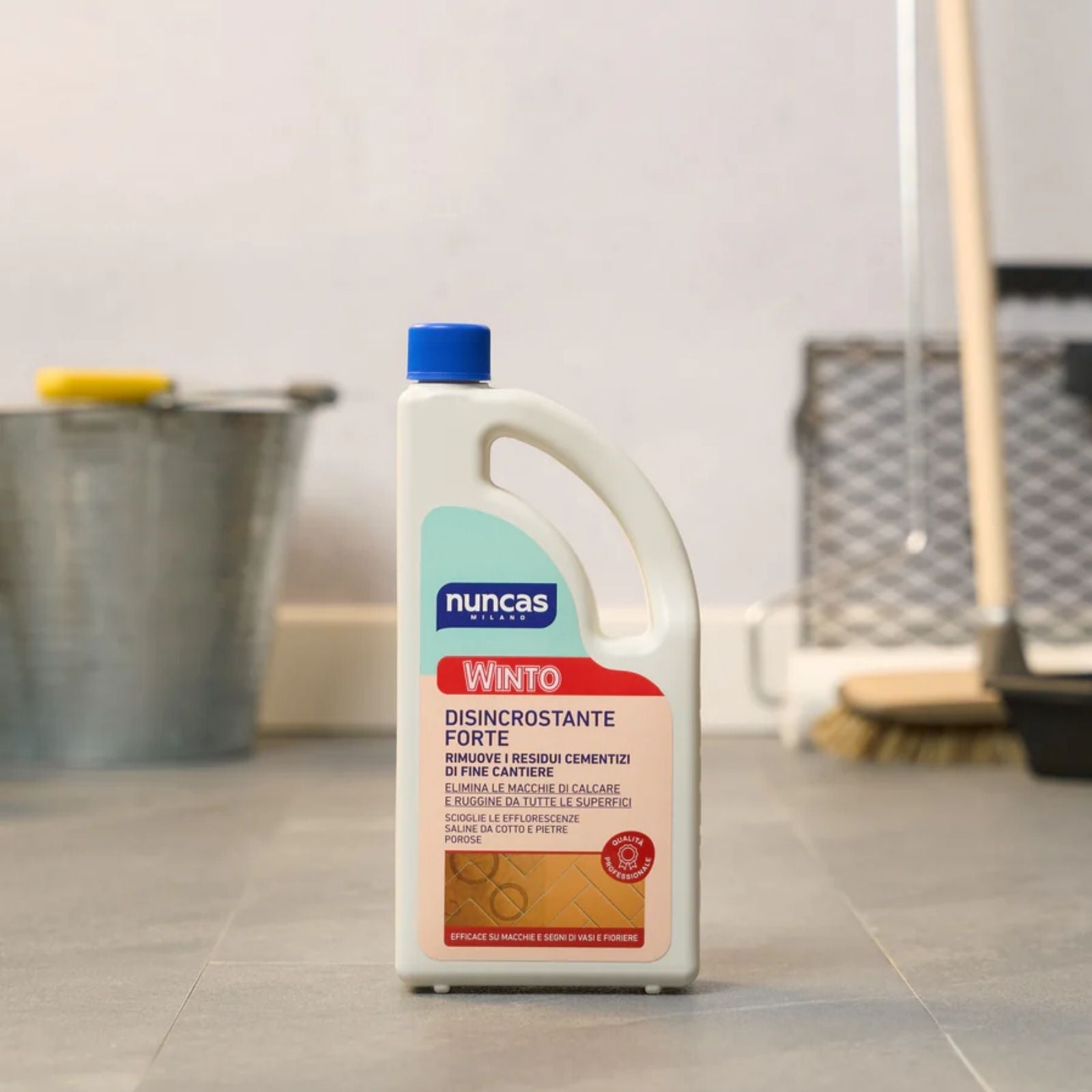 Winto Disincrostante forte per tutte le superfici resistenti agli acidi - 1000 ml - immagine ambientata del prodotto appoggiato su un pavimento in gres