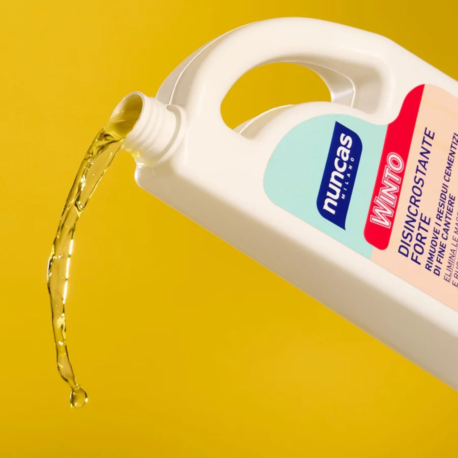Winto Disincrostante forte per tutte le superfici resistenti agli acidi - 1000 ml Nuncas fotografato mentre versa su sfondo neutro