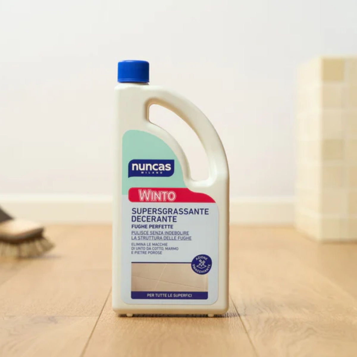 Winto Supersgrassante decerante per tutte le superfici - immagine del prodotto ambientata su un pavimento in parquet