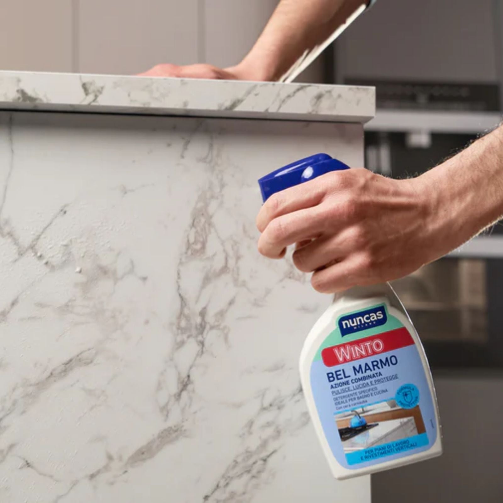 Il prodotto Winto Bel Marmo viene spruzzato su un rivestimento in marmo della cucina