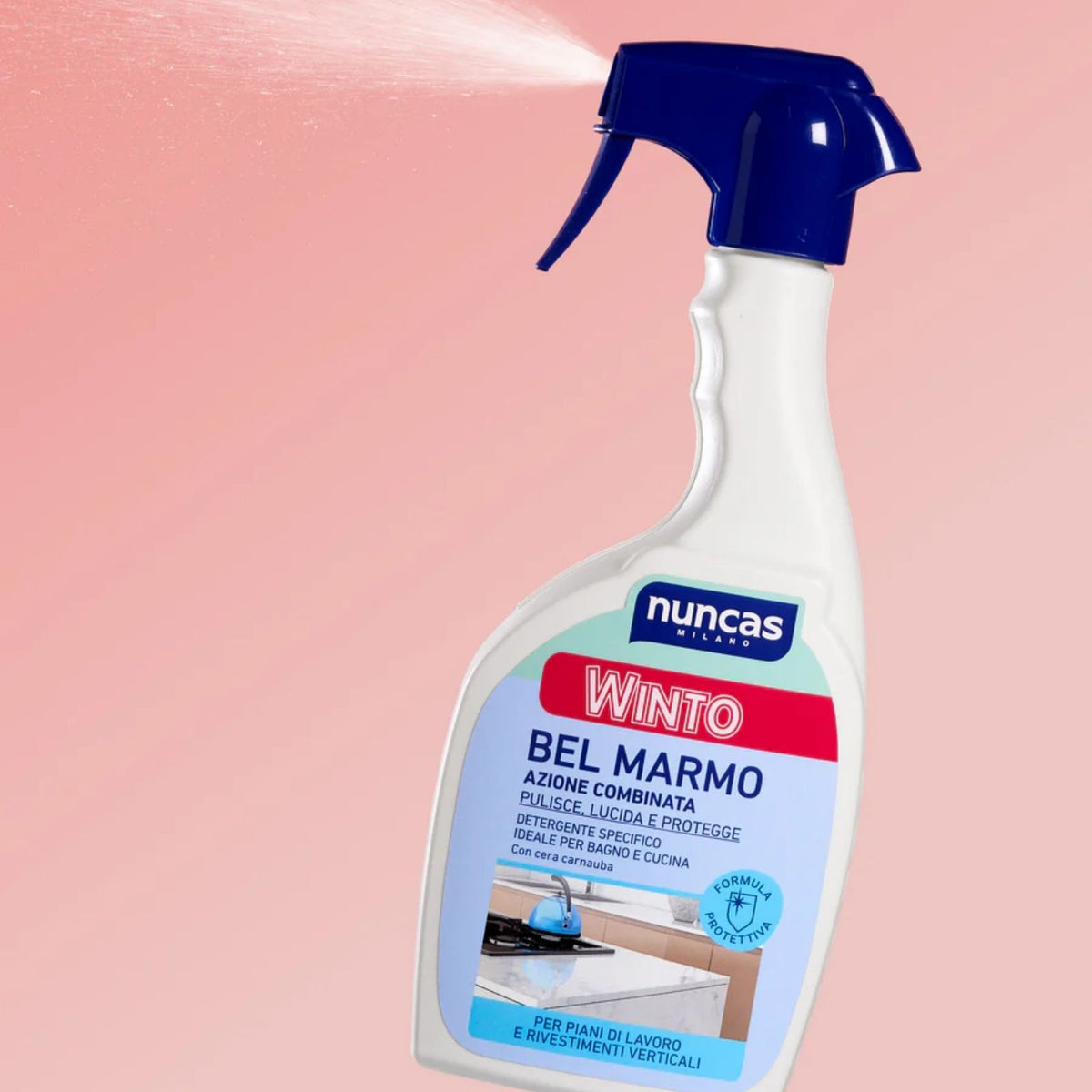 Winto Bel marmo Nuncas fotografato mentre spruzza su sfondo neutro